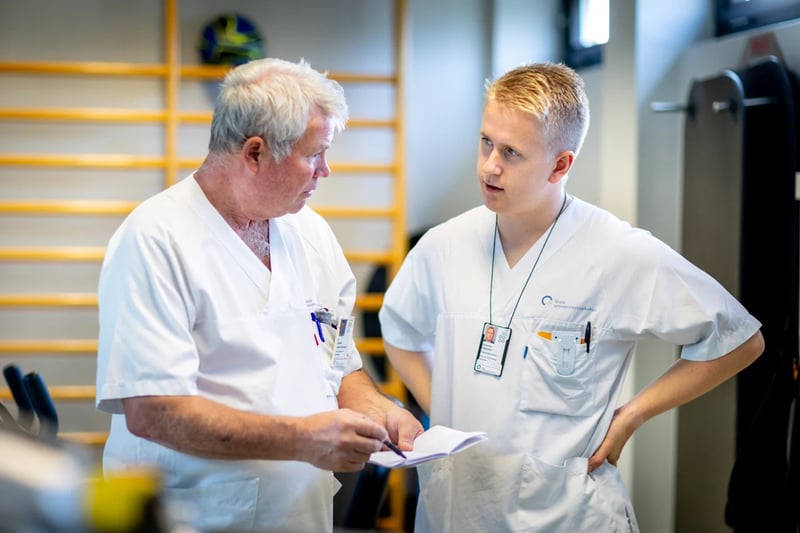 Ansatte fysioterapeuter i samtale - foto Bo Mathisen