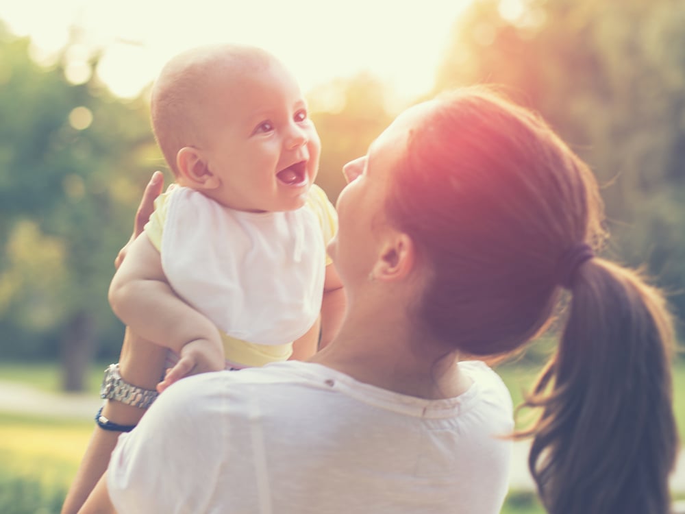 Illustrasjonsfoto - kvinne og spedbarn - iStockphoto_1000x750