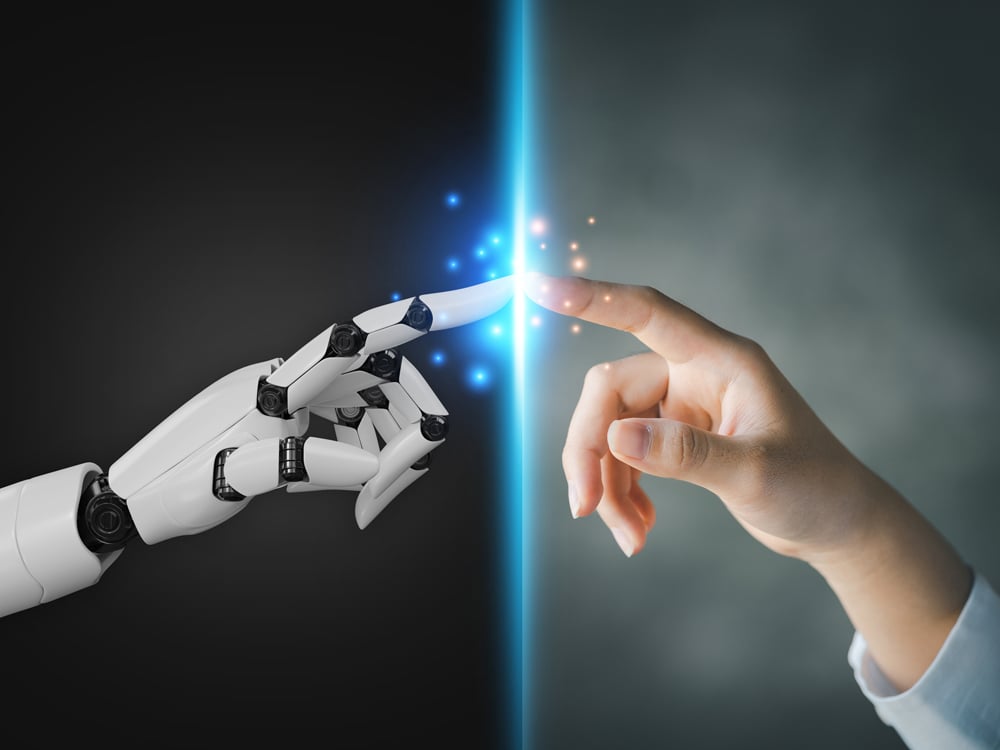 Illustrasjonsfoto KI i klinikken - hand og robothand_1000x750