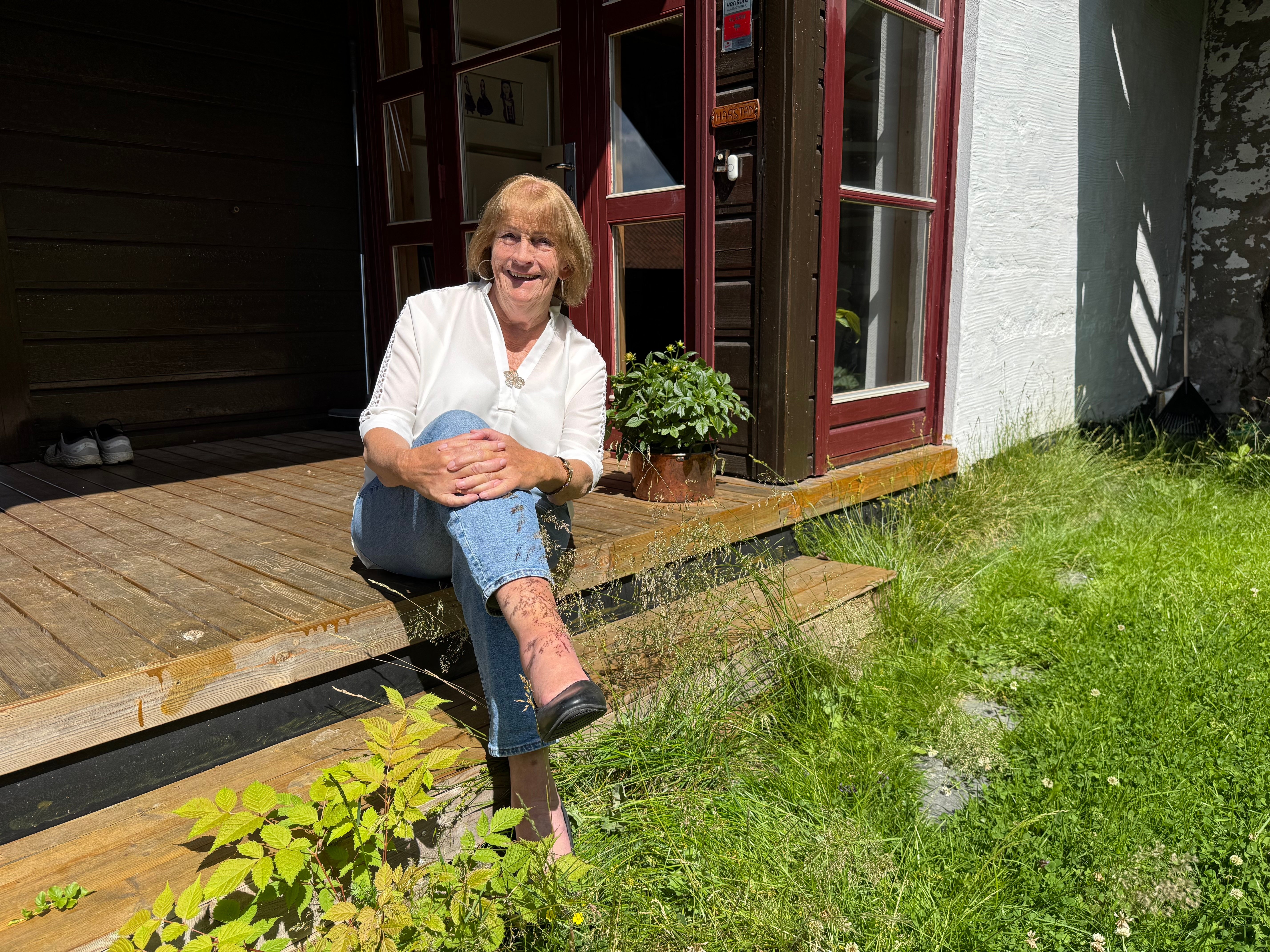 Lisbeth Hårstad foran huset