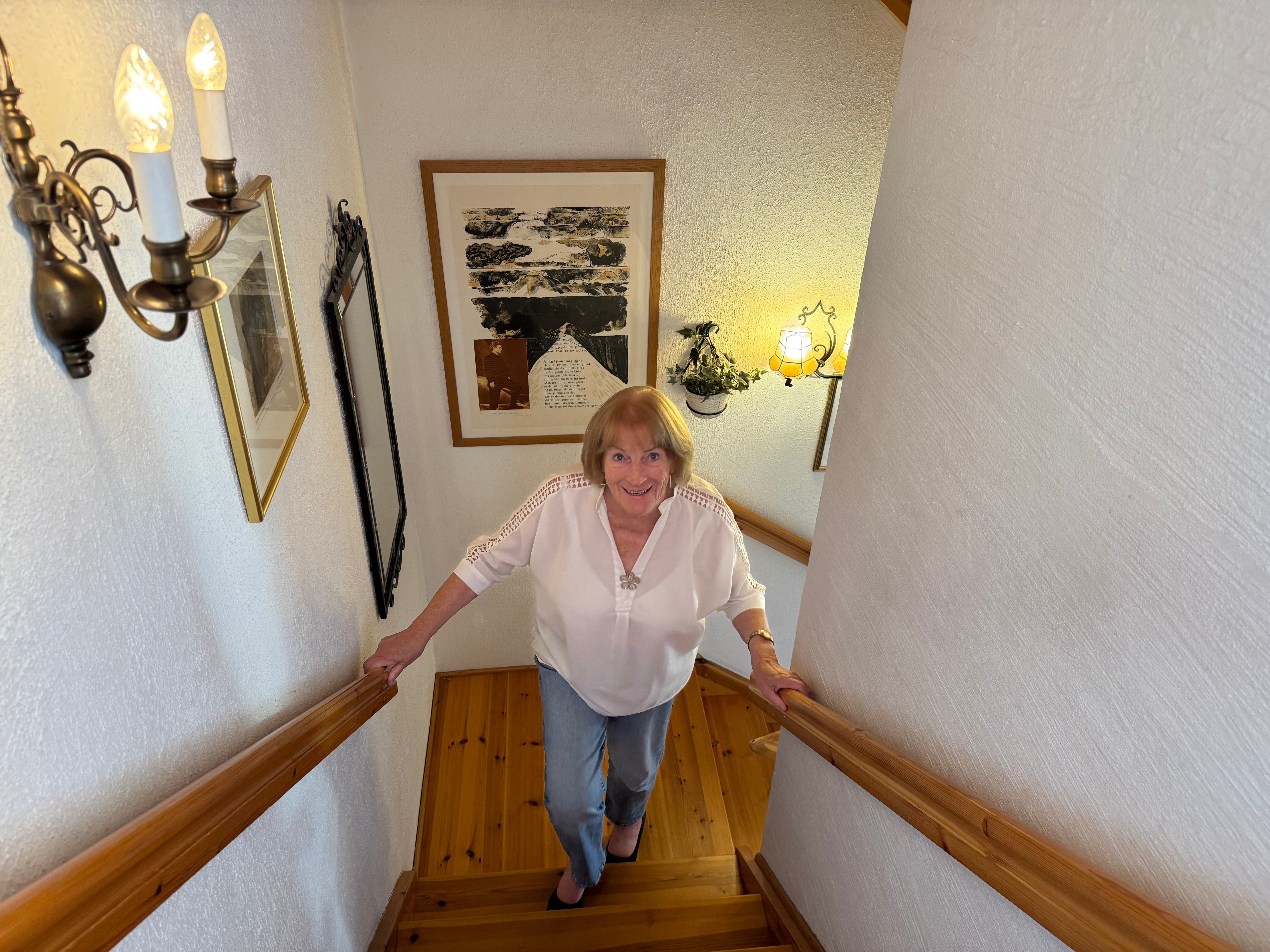 Lisbeth Hårstad i trappen