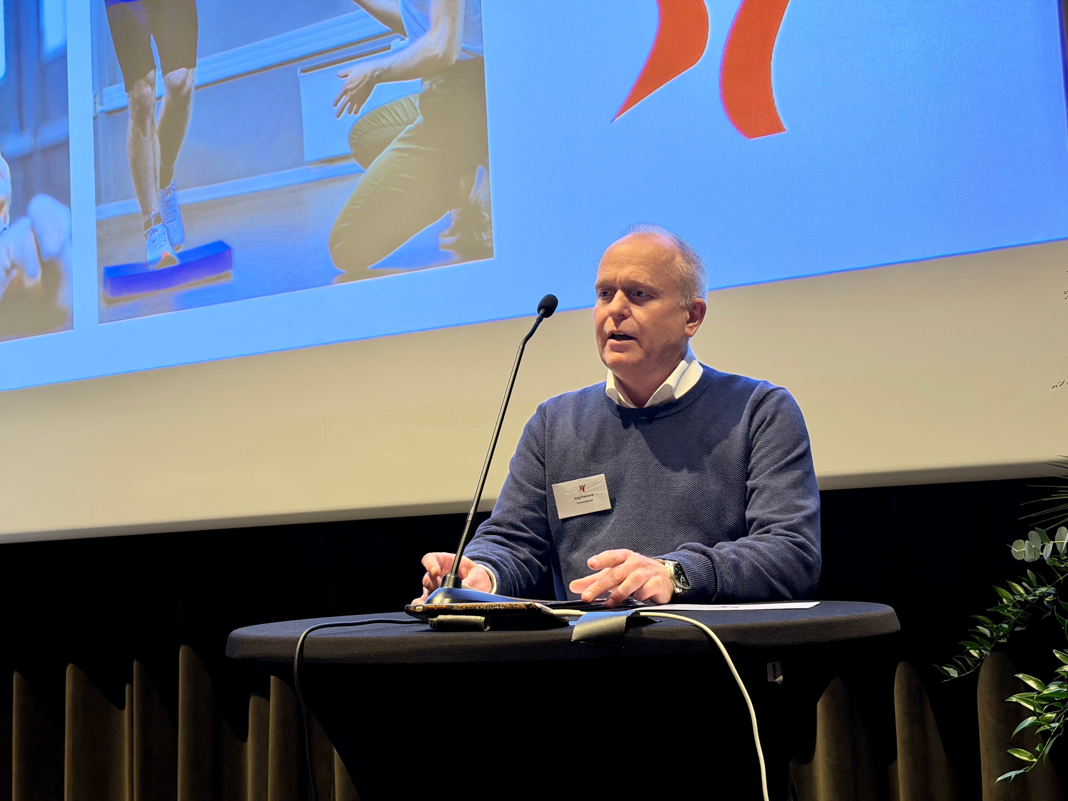 Stig holder åpningstale