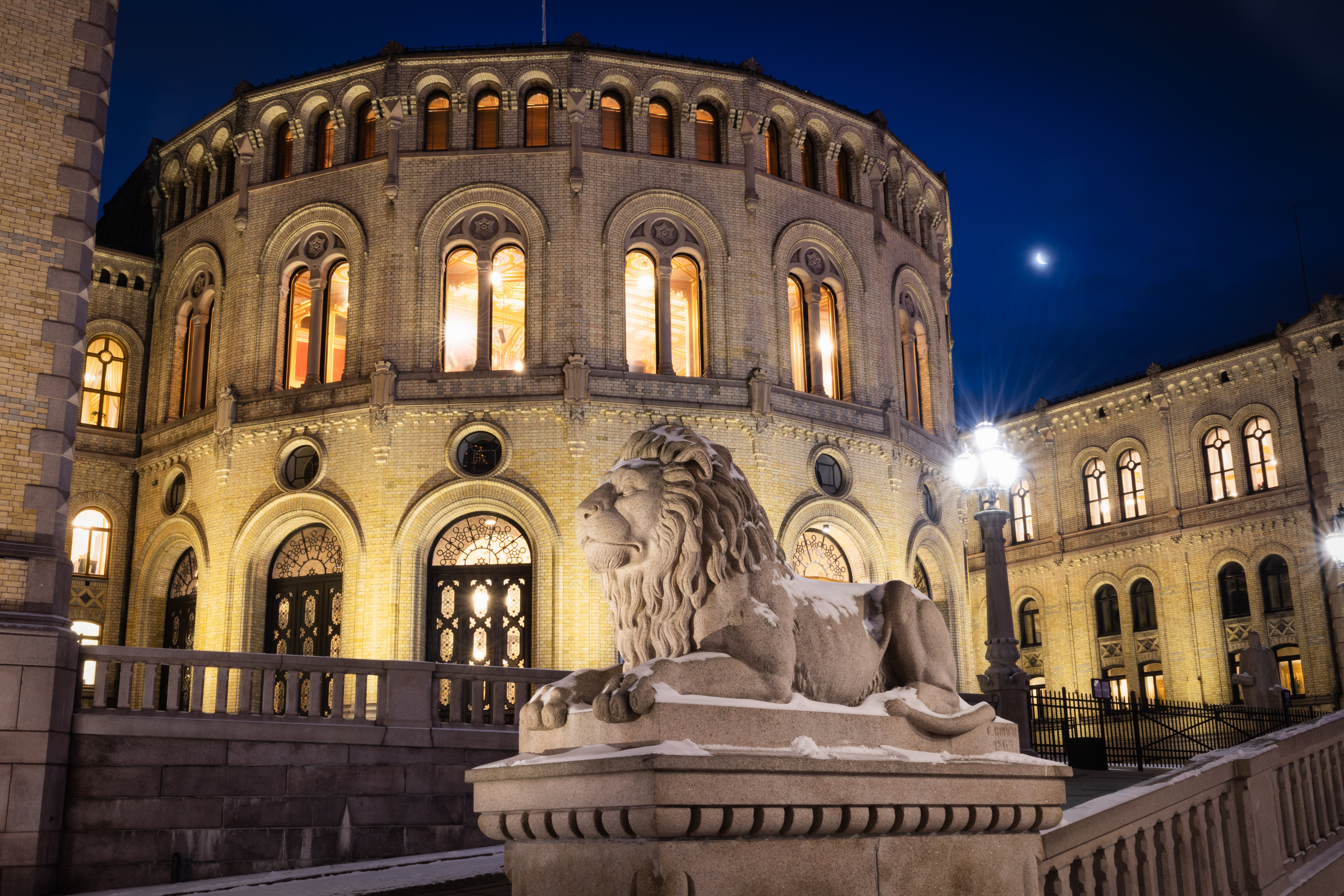 Stortingsbygningen_i_blatime_STT_02012_Foto_Peter_Mydske