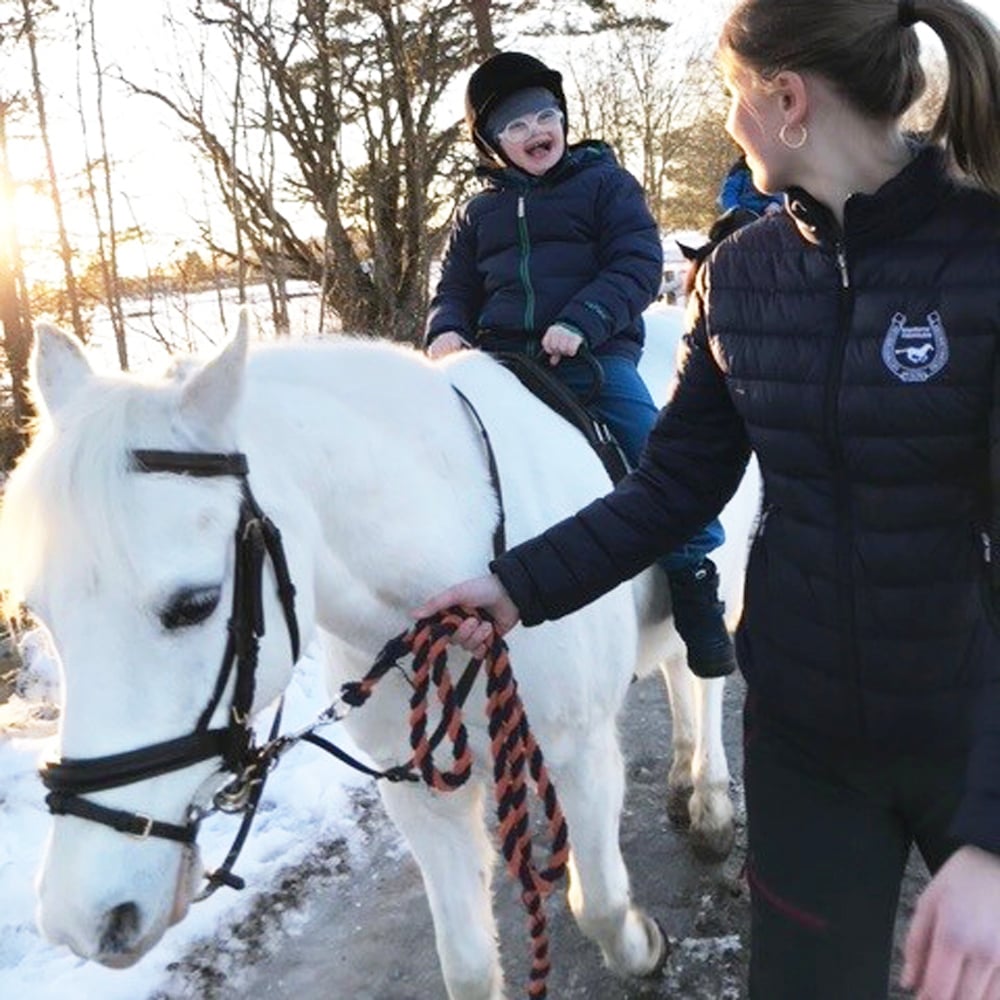 barn på hesteryggen med følge1000x